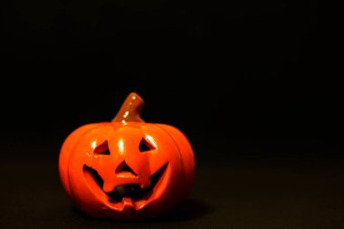 Siyah arkaplanda gülümse ve boşluğu kopyala