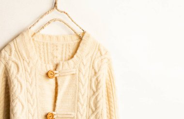 Güzel, lüks, beyaz arka planda açık bej bir hırka..