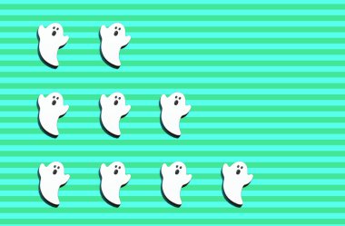 Yeşil renkli yatay çizgili arka plan üzerinde izole edilmiş beyaz hayaletler kümesi ve boşluğu kopyala. Cadılar Bayramı süsü rengarenk tonlardır..