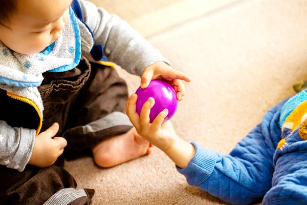 Zwei Kinder Spielen Friedlich Mit Einem Lila Ball Und Kopieren — Stockfoto