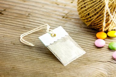 Güzel bir etiket ve mermer çikolata ve kenevir hattı ve kopyalama alanı ve ahşap arka plan.