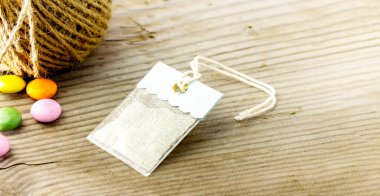 Güzel bir etiket ve mermer çikolata ve kenevir hattı ve kopyalama alanı ve ahşap arka plan.