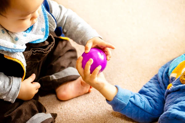 Zwei Kinder Spielen Friedlich Mit Einem Lila Ball Und Kopieren — Stockfoto