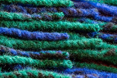 Rengarenk yün ipliği kapat. yeşil, koyu mavi.