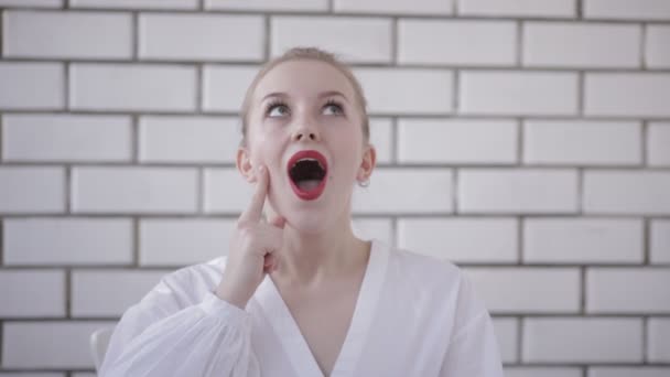 Hermosa mujer feliz sorprendida con emociones positivas sobre fondo blanco — Vídeos de Stock