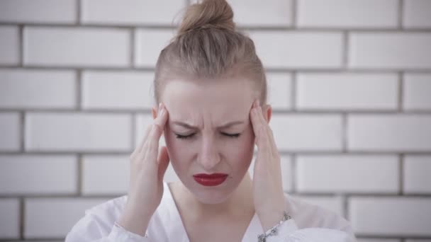 Huvudvärk, porträtt av vacker kvinna med huvudvärk, vit bakgrund — Stockvideo