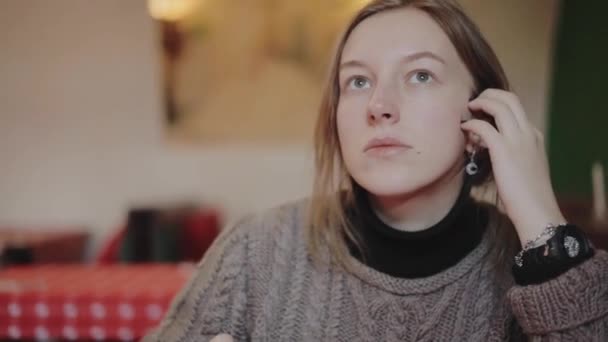 Une femme boit du café. Jeune femme attrayante boire du café et se détendre dans le café. Belle femme avec une tasse de café — Video