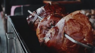 Büyük parça et Kızartma domuz eti şiş üzerinde bir açık ateş üzerinde hazırlanan bacak. Prague, Çek Cumhuriyeti için sokak gıda. Popüler Doğu Avrupa çanak