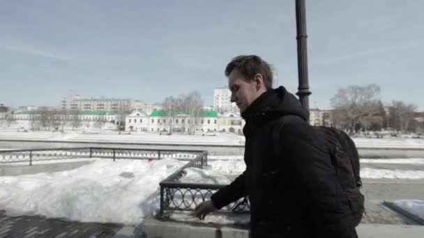 Giovane ragazzo con zaino passeggiate in città sul lungomare — Video Stock