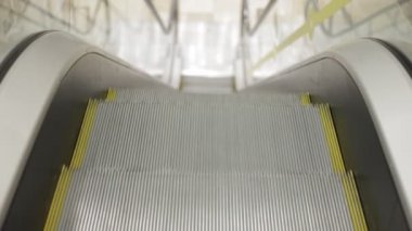 yürüyen merdiven yukarı, mekanik, elektrik, merdiven ve yürüyen merdiven ortak bir alanda hareket.