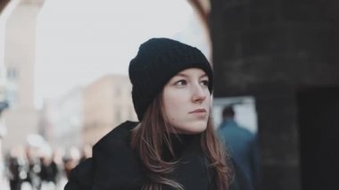 genç çekici turist kız eski şehir etrafında yürür. Genç kadın turist Smartphone'da resim çekmek. turist fotoğrafları