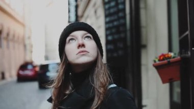 genç çekici turist kız eski şehir etrafında yürür. Avrupa'nın langmarks bakarak genç kadın bilgisiyle