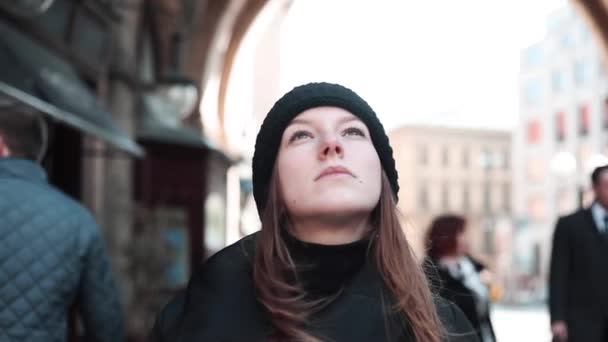 Casual Portrait attraktive blonde Touristin in Praha Blick auf die Sehenswürdigkeiten. — Stockvideo