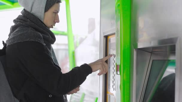 Homme touriste essaie type écran tactile pour acheter un billet pour bus sur la rue Prague — Video