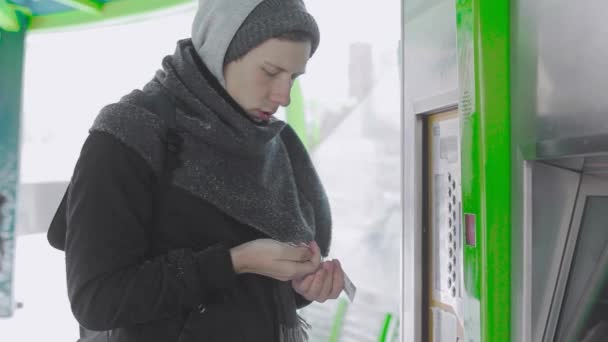 Hombre turista intenta tipo pantalla táctil para comprar un billete de autobús en la calle Praga — Vídeos de Stock