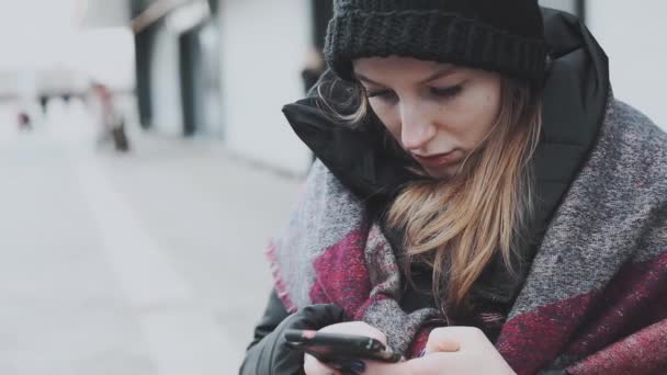 A escrever no telemóvel. Menina é mensagem de texto — Vídeo de Stock