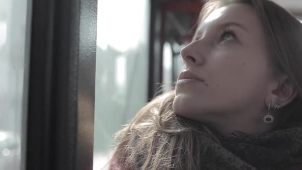 Fille regardant par la fenêtre du bus dans la journée. Femme regarde par la fenêtre du bus le jour tout en voyageant — Video