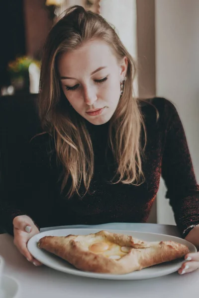 Kadın bir Cafe'de yemek. Gürcü Cafe