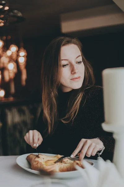 Kadın bir Cafe'de yemek. Gürcü Cafe