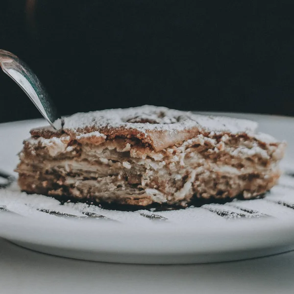 Seramik plaka üzerinde Arapça tatlılar tatlı.