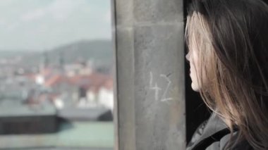 City adlı arayan turist kendine güvenen kadın. Prag