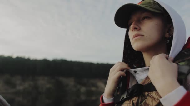 Portrait jeune belle femme dans une capuche dans un chapeau, bateau sur le lac — Video