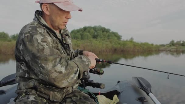 Hombre Pescando Lago Desde Barco Amanecer — Vídeos de Stock