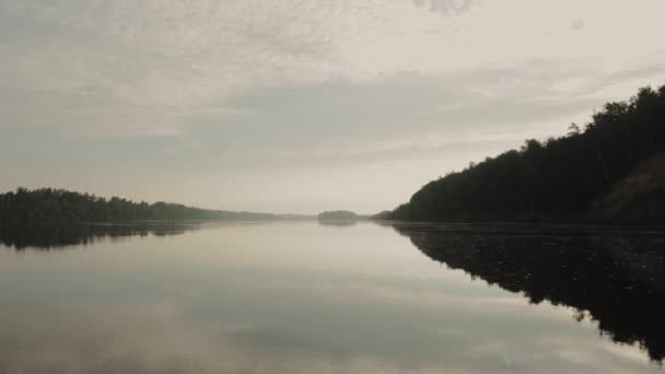 风景对河的光滑的水与渔民小船. — 图库视频影像