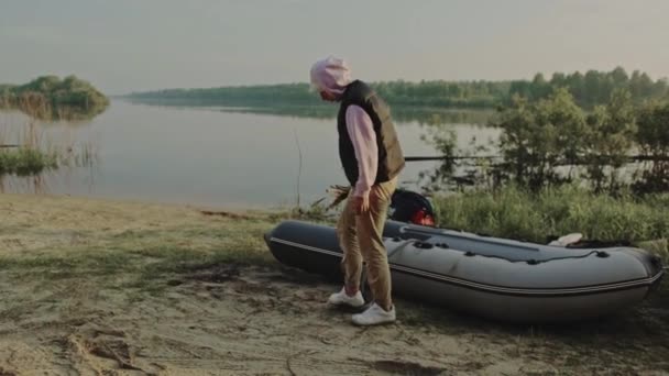 Uomo Pompa Una Barca Rafting Sul Lago Tramonto — Video Stock