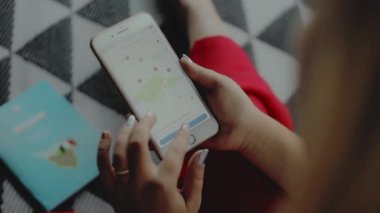 Akıllı telefon Google Maps kullanarak eller close-Up. Adam el ve kullanır Gps telefon tutar
