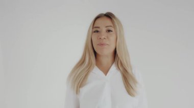 Kamera, beyaz arka plan üzerinde konuşmakta arıyorum genç kadın portre