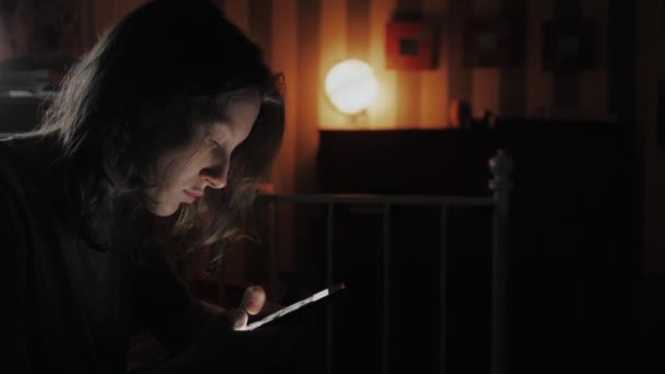 Mulher usando telefone inteligente internet em casa à noite. 4k. — Vídeo de Stock