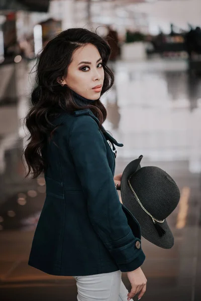 Chica Moda Abrigo Con Sombrero Interior —  Fotos de Stock