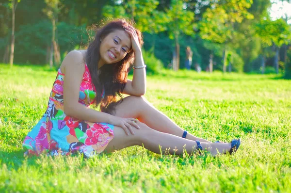 Schöne Frau Kleid Auf Dem Gras Sommer — Stockfoto