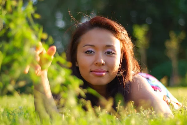 Çim yaz elbise güzel kadın