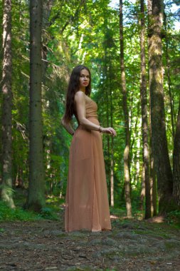 Orman, Yaz elbiseli kadın
