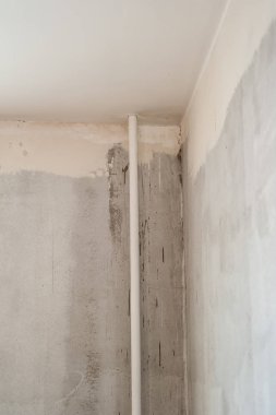 Yeni inşa edilmiş bir evde boru