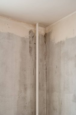 Yeni inşa edilmiş bir evde boru