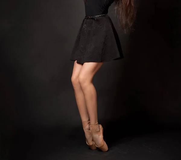 Nahaufnahme Der Beine Einer Ballerina Tänzerin Studio Auf Dunklem Hintergrund — Stockfoto