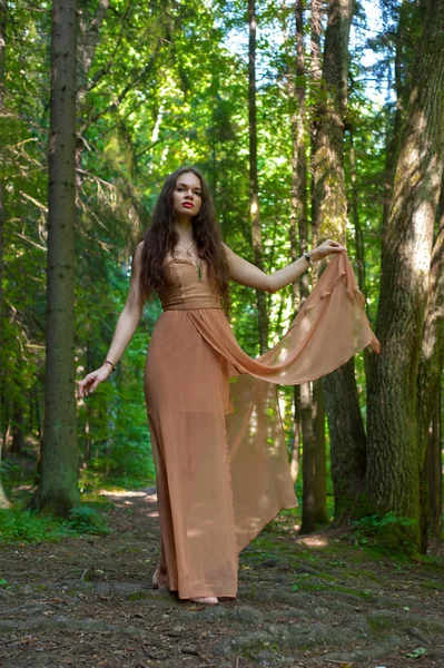 Orman, Yaz elbiseli kadın