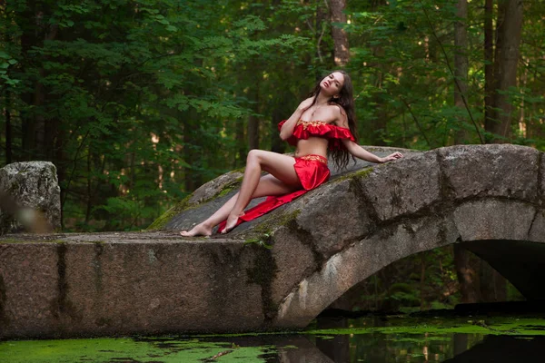 Žena Červených Šatech Mostě Lese — Stock fotografie