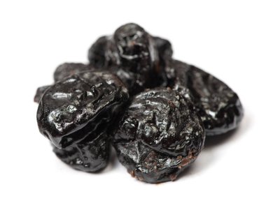 Erik - kurutulmuş erik beyaz bir arka plan üzerinde izole yığını