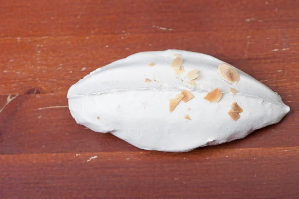 Ahşap Arka Plan Üzerinde Beyaz Tatlı Pasta — Stok fotoğraf