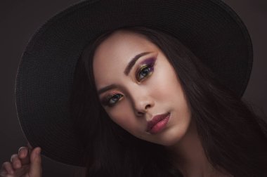 Asyalı kadın koyu arka plan üzerinde güzellik portresi