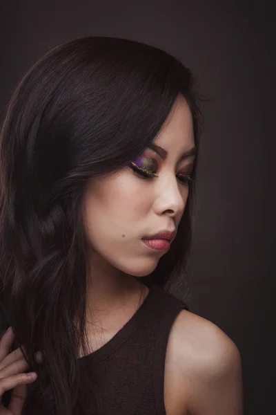 Beauty Porträtt Asiatisk Kvinna Mörk Bakgrund — Stockfoto