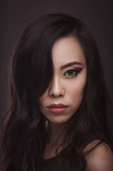 Beauté Portrait Femme Asiatique Sur Fond Sombre — Photo