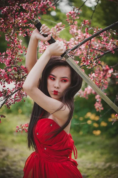 Asiatico Donna Con Katana Spada Vicino Fiore Sakura — Foto Stock