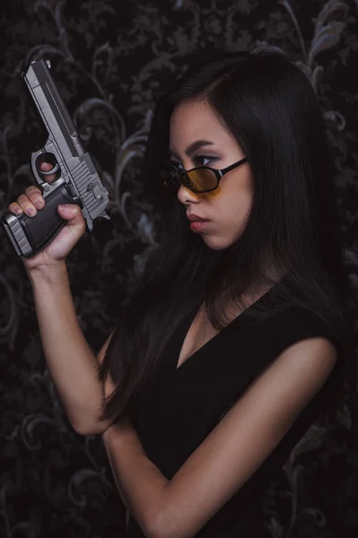 Retrato Jovem Bela Mulher Asiática Com Pistolas — Fotografia de Stock