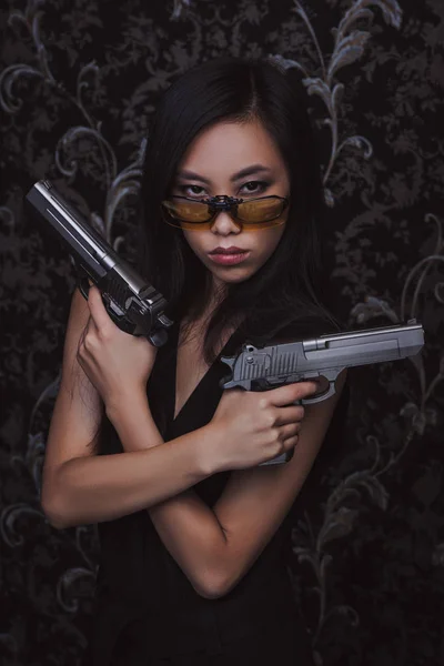 Retrato Jovem Bela Mulher Asiática Com Pistolas — Fotografia de Stock