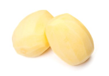 Beyaz bir arka plan üzerinde izole ham soyulmuş patates